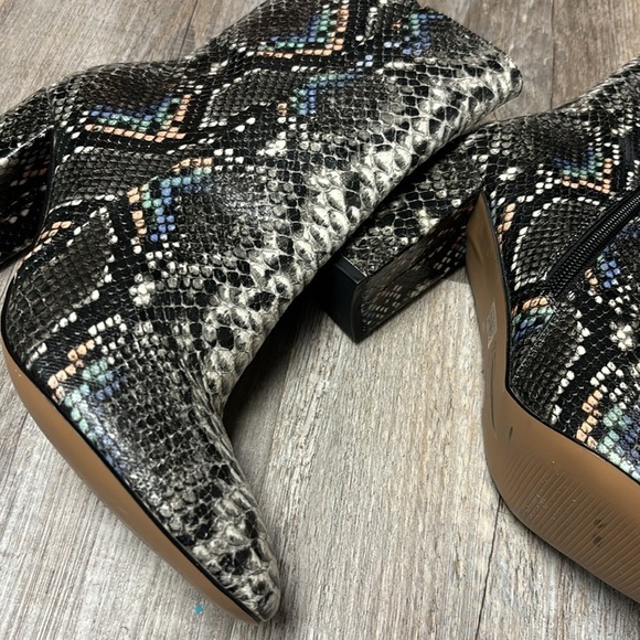 NWOT Chinese Laundry Daria Mars Snake Print Ankle Boots - Picture 10 of 10